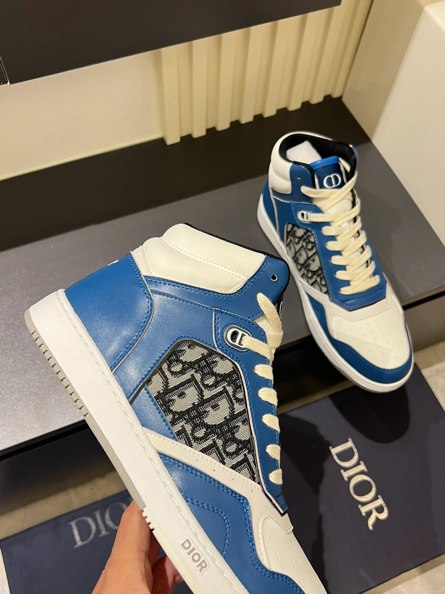 Men's shoes 💰p460 "Dio*" mid-top B27 casual sneakers. This B27 high-top sneaker is a new product in the series and continues Di*r's classic style. Crafted from gray and white smooth calf leather with beige and black Oblique print panels on the sides. The "CD Icon" shaped shoelace eyelets are clever and delicate, and the two-color rubber sole, rear collar and heel are all equipped with the brand's iconic details to enhance the style. Oblique printed straps at the ankle allow for an adjustable fit to complement the overall design. Fashionable and versatile, it can complement any look. Create an exquisite design with unique dynamic vitality and modern atmosphere, presented in low-top and high-top styles. This new must-have shoe adds a new dimension to Dior's archive heritage, embodying modern elegance. Purchase the original version and make it 1:1. If you need top quality, please come to me! Male 38-44!
